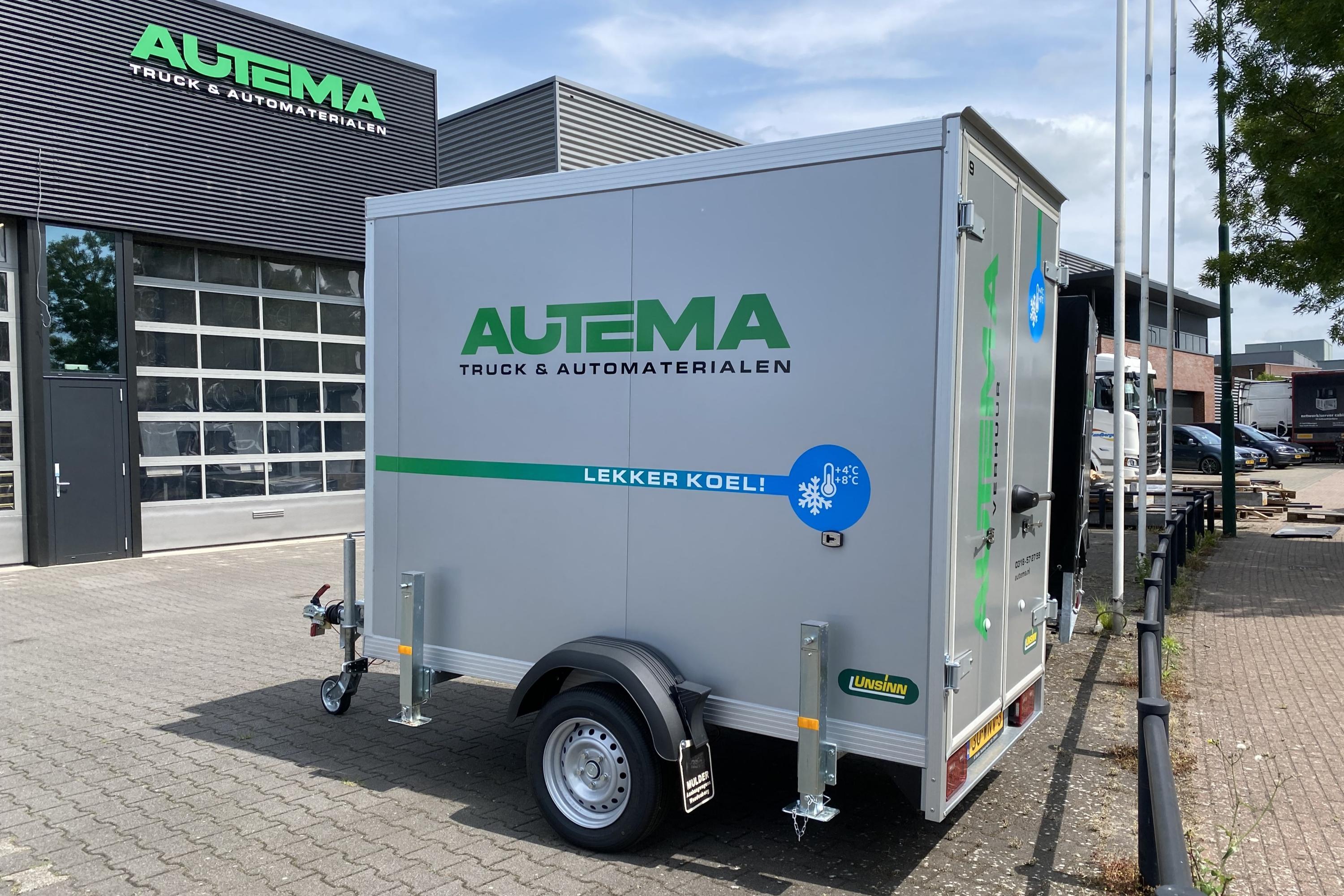 Witte aanhangwagen van Autema met opvallende reclamebelettering
