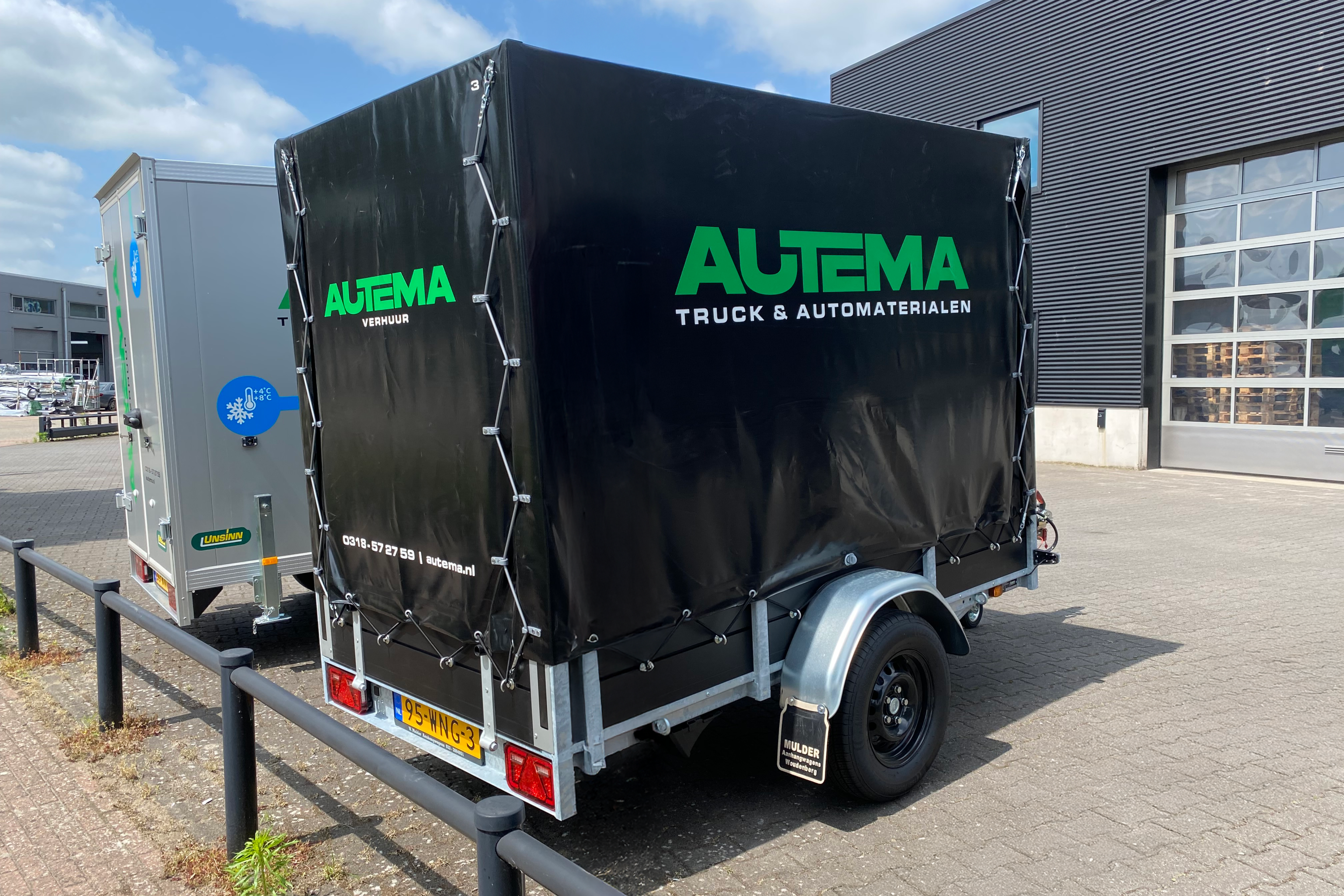 Aanhangwagen met zeil van Autema met opvallende bedrijfsbelettering