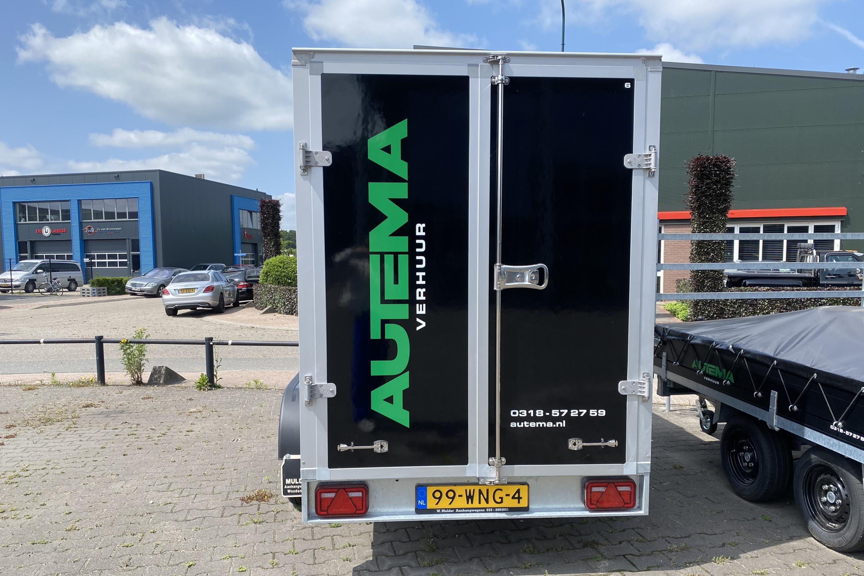 Zwarte aanhangwagen van Autema met professionele belettering