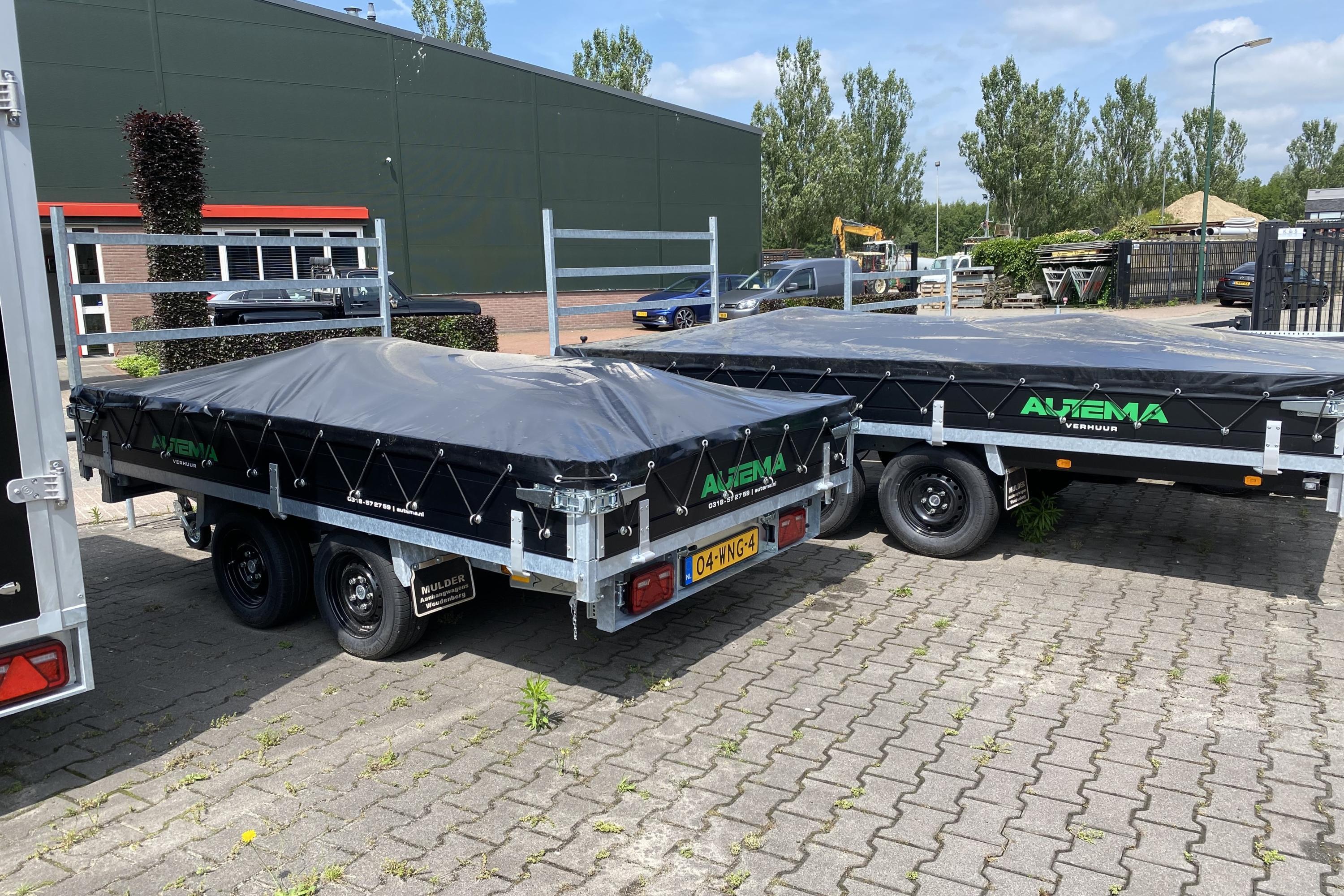 Lage aanhangwagen van Autema met herkenbare bedrijfsbelettering