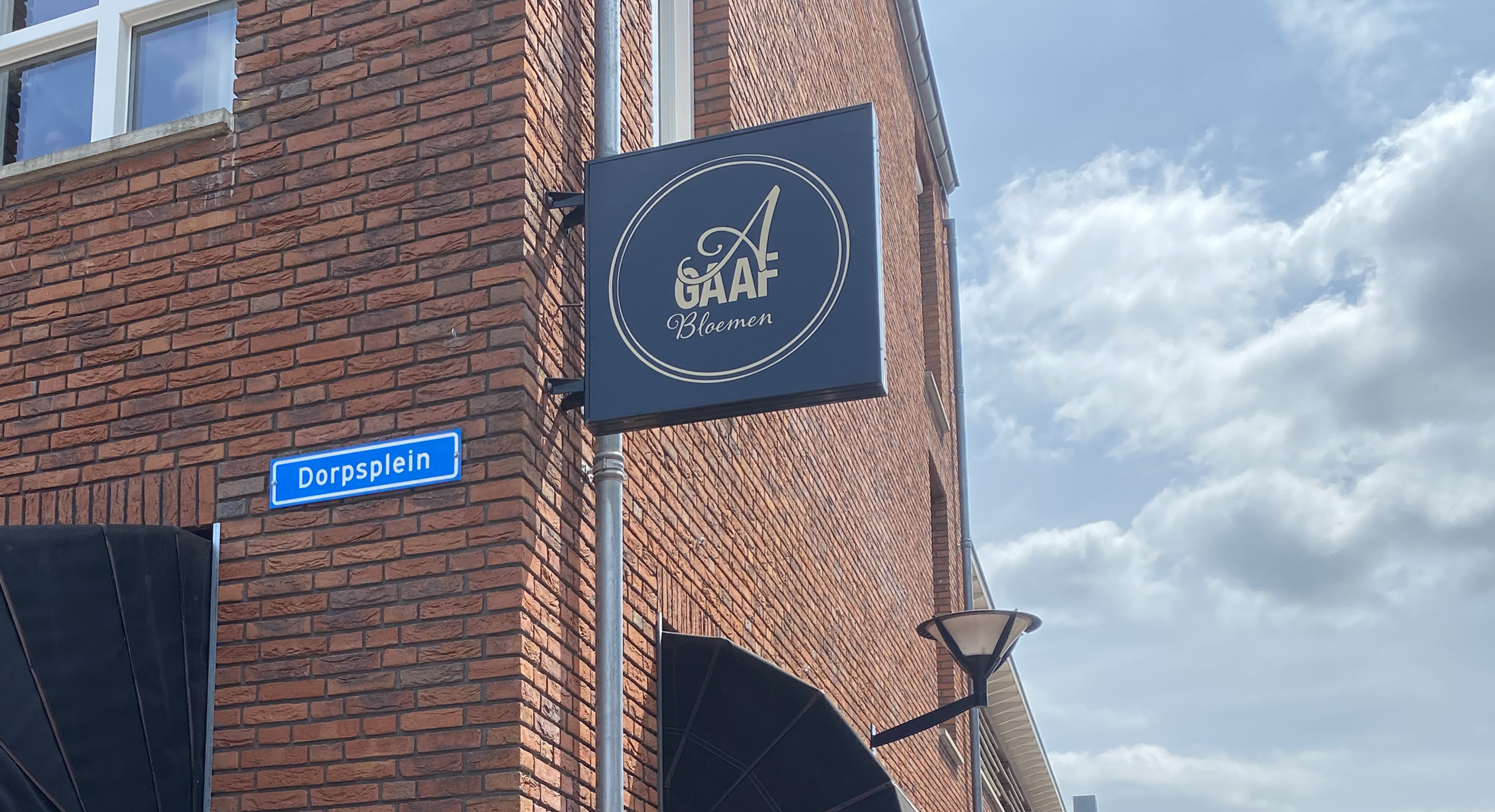 Gevelreclame doormiddel van een lichtbak voor Agaaf bloemen