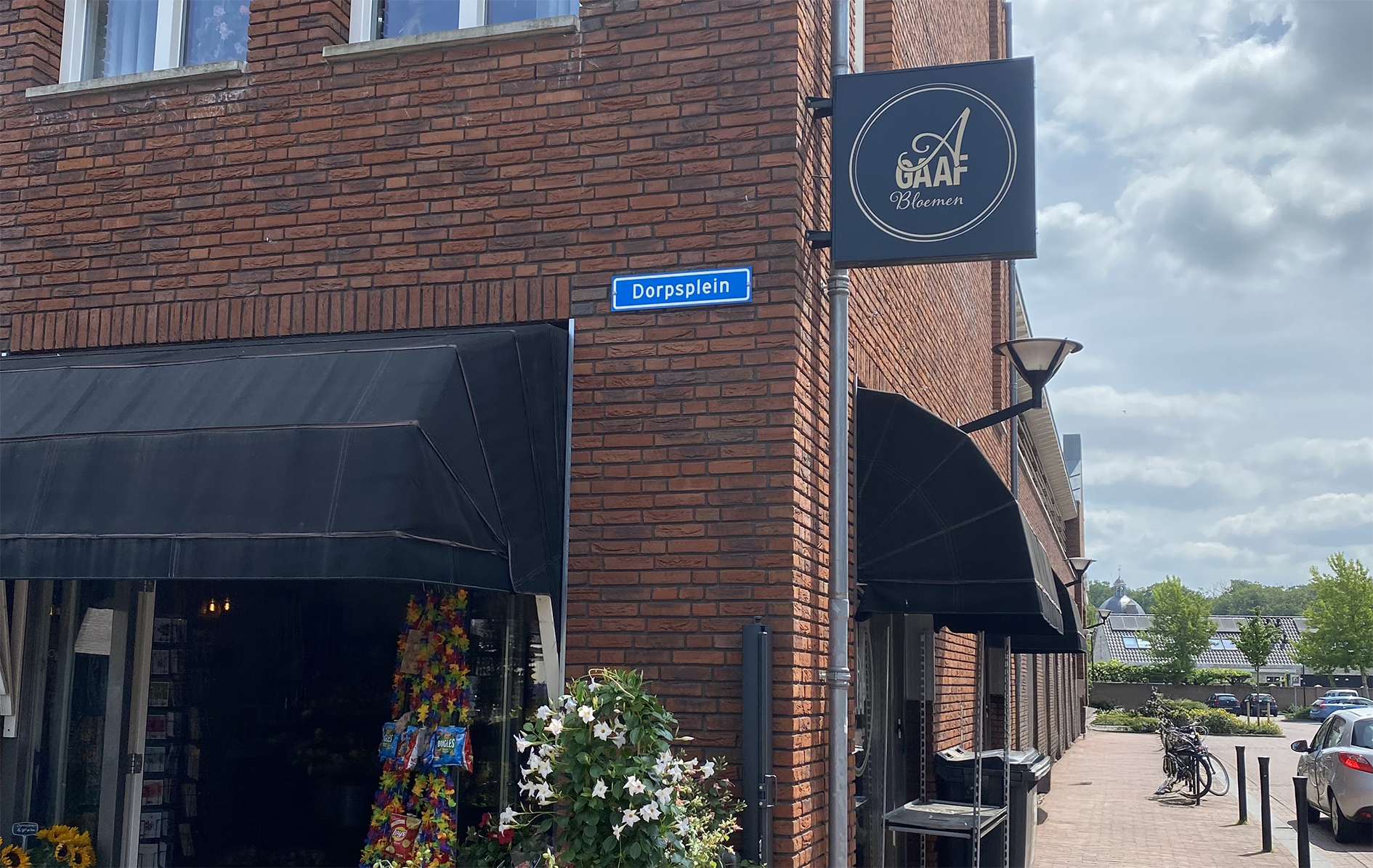 Lichtbak met belettering bij Agaaf Bloemen