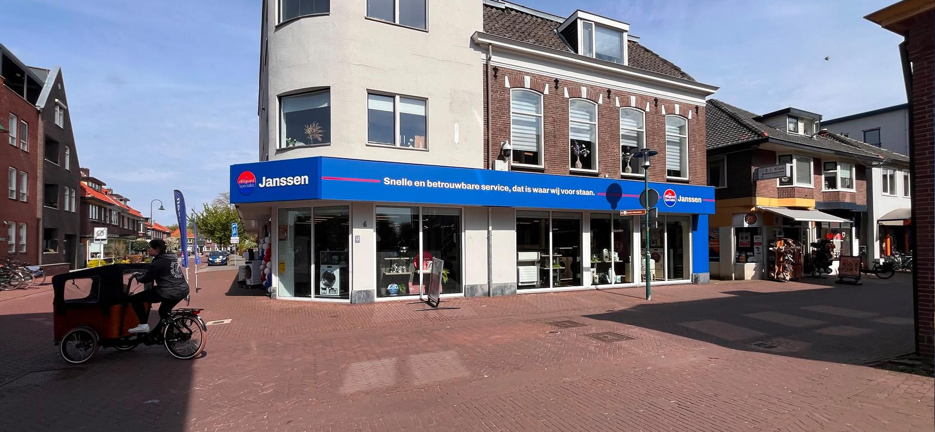 Gevelreclame met verlichte doosletters en gewrapte koof